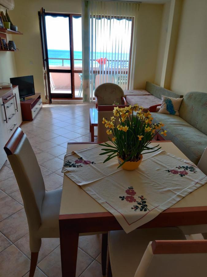 Sun And Flowers In Front Of The Sea Apartament Topola
